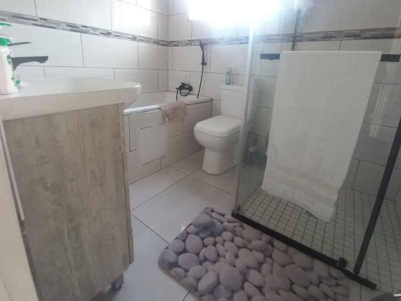 Modern Double-Storey Townhouse in Exclusive 24-Hour Secured Estate - Photo 8