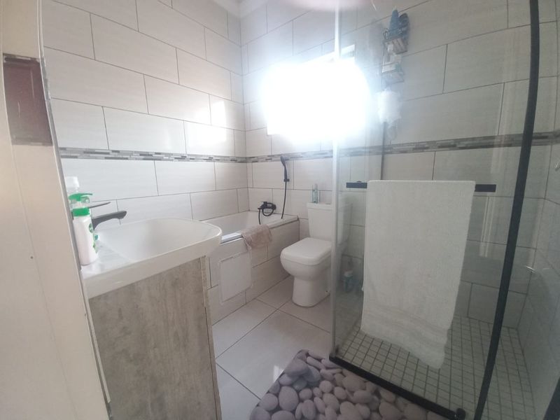 Modern Double-Storey Townhouse in Exclusive 24-Hour Secured Estate - Photo 6