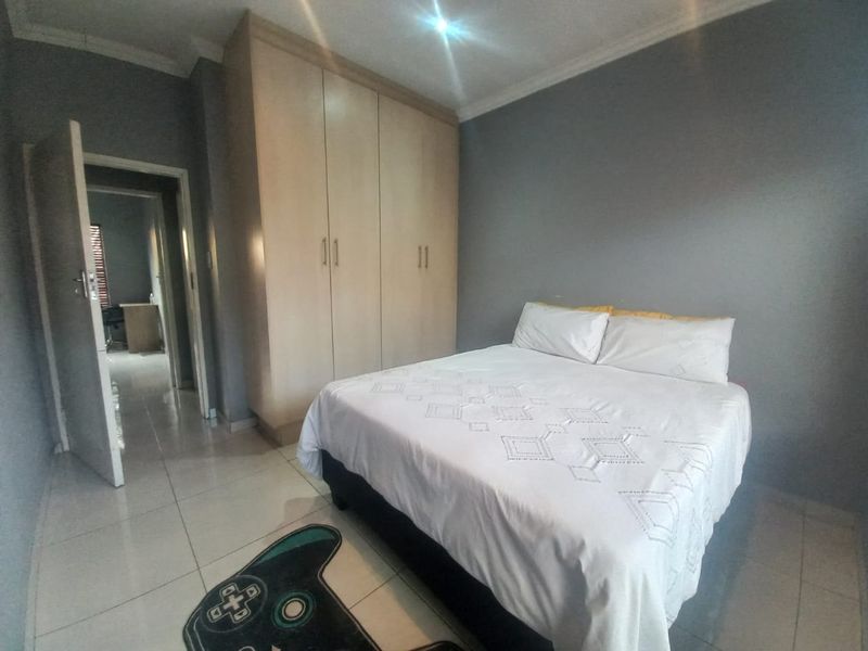 Modern Double-Storey Townhouse in Exclusive 24-Hour Secured Estate - Photo 7