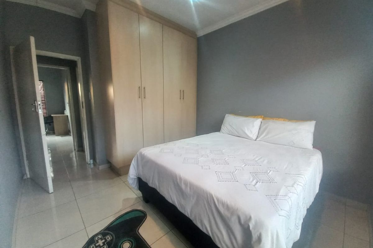 Modern Double-Storey Townhouse in Exclusive 24-Hour Secured Estate - Photo 5