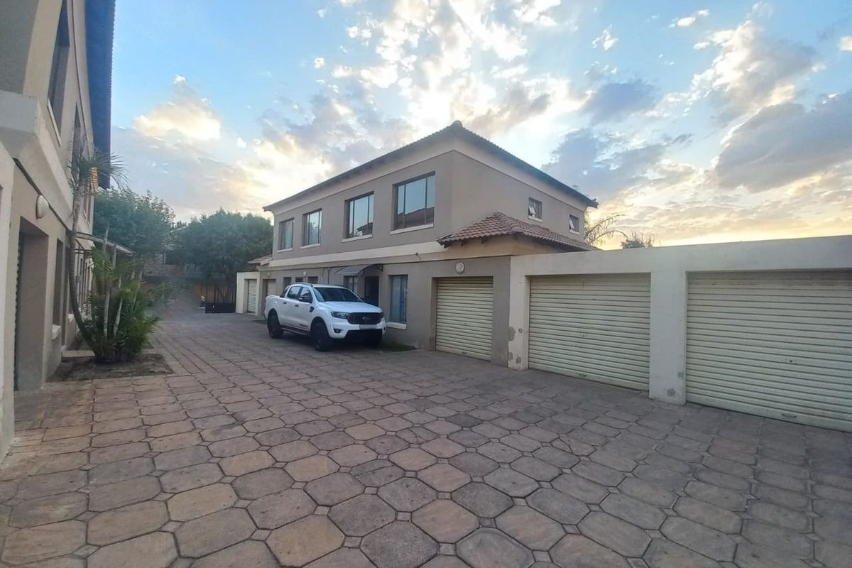 Modern Double-Storey Townhouse in Exclusive 24-Hour Secured Estate - Photo 4