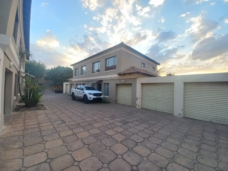 Modern Double-Storey Townhouse in Exclusive 24-Hour Secured Estate - Photo 4