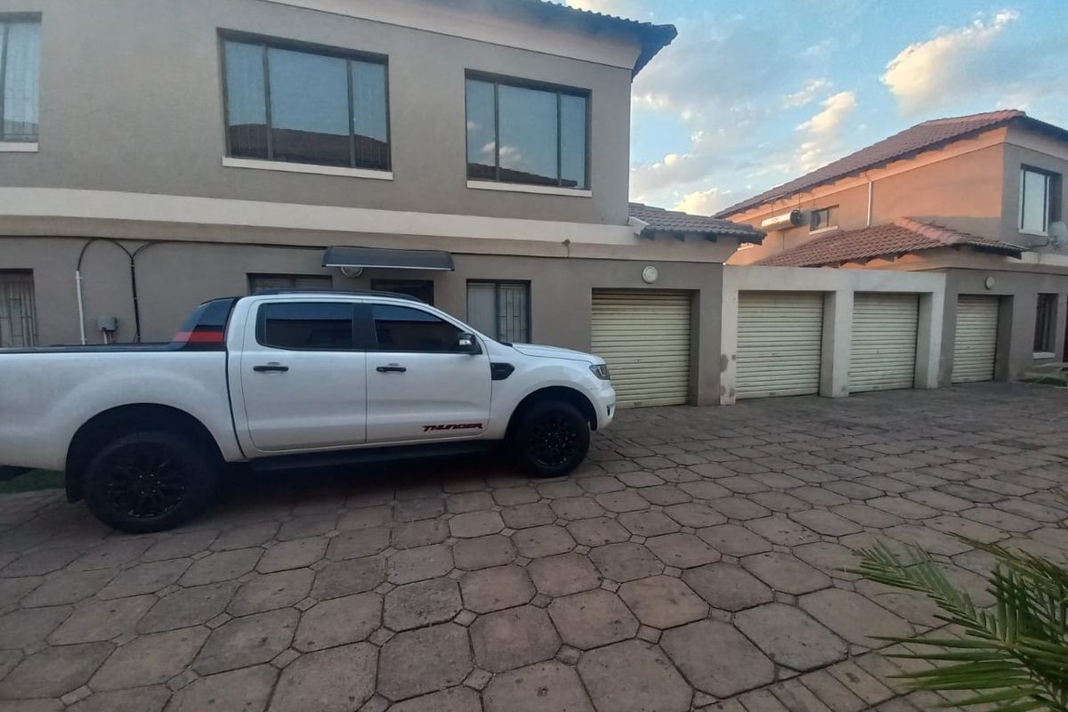 Modern Double-Storey Townhouse in Exclusive 24-Hour Secured Estate - Photo 5