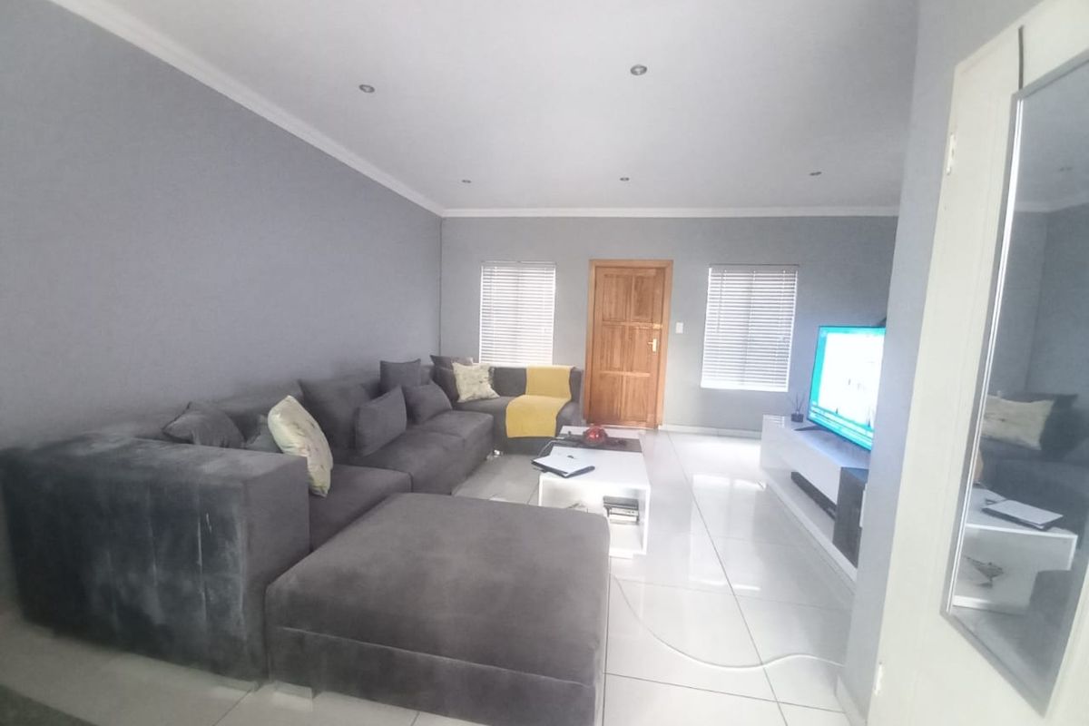 Modern Double-Storey Townhouse in Exclusive 24-Hour Secured Estate - Photo 3