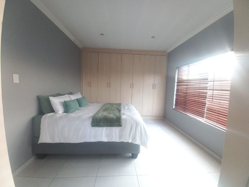 Modern Double-Storey Townhouse in Exclusive 24-Hour Secured Estate - Photo 6