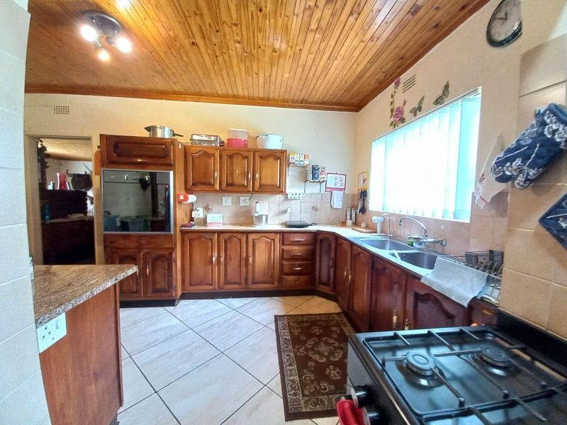Prime Location, Spacious Living, Unmatched Convenience - Photo 8