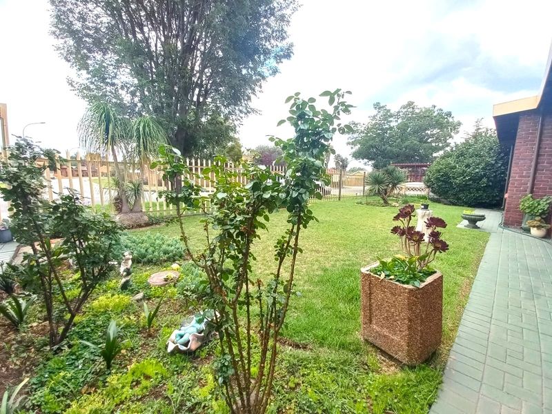 Prime Location, Spacious Living, Unmatched Convenience - Photo 4