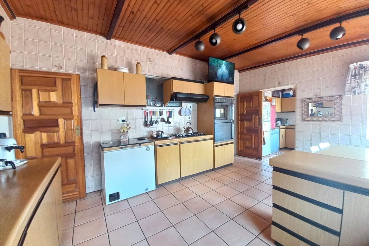 Sophisticated Family Home in a Quiet, Exclusive Neighborhood - Photo 3