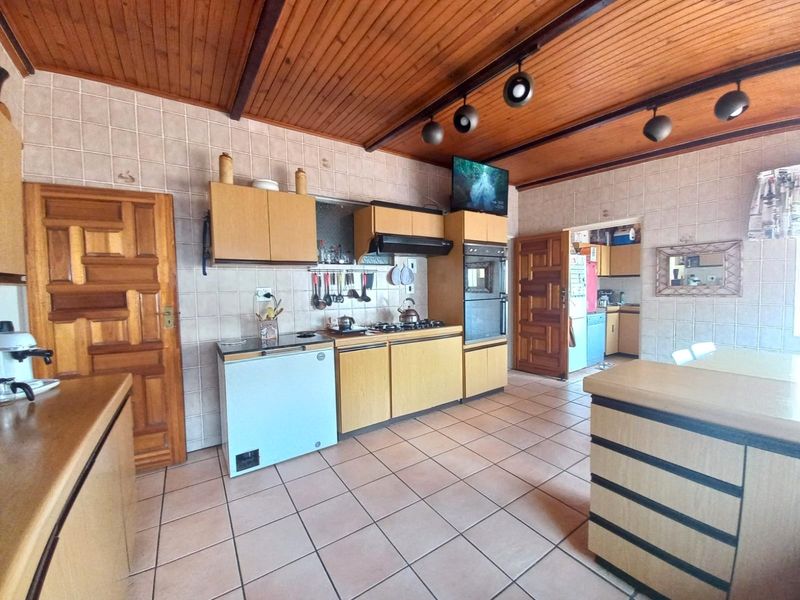 Sophisticated Family Home in a Quiet, Exclusive Neighborhood - Photo 3