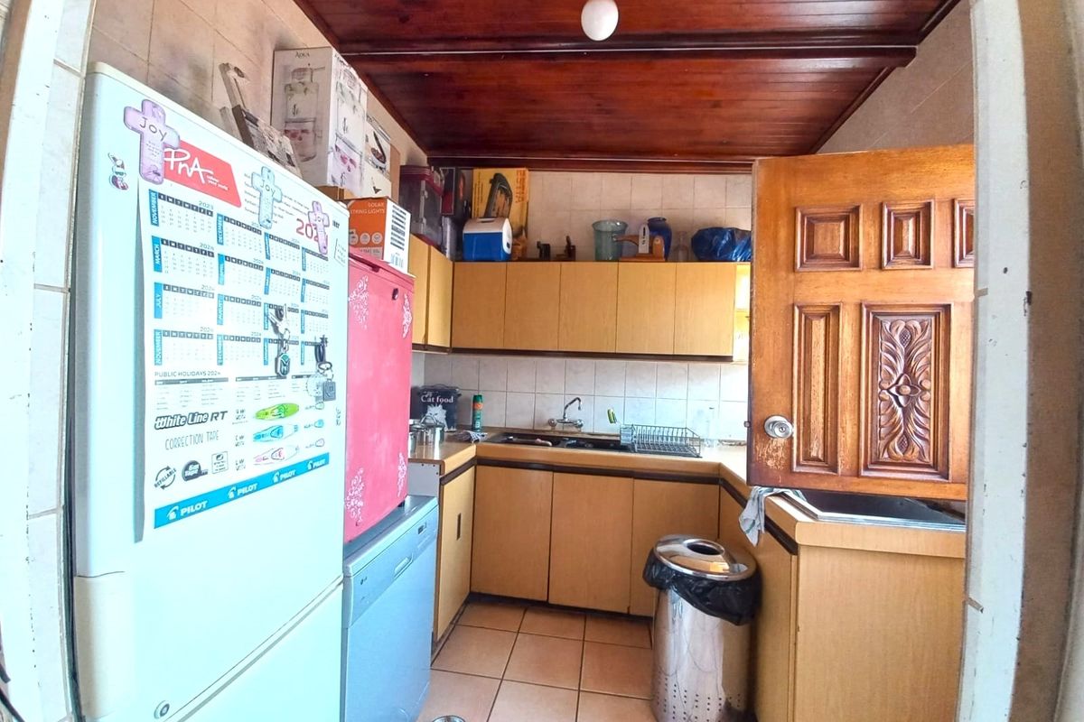 Sophisticated Family Home in a Quiet, Exclusive Neighborhood - Photo 5