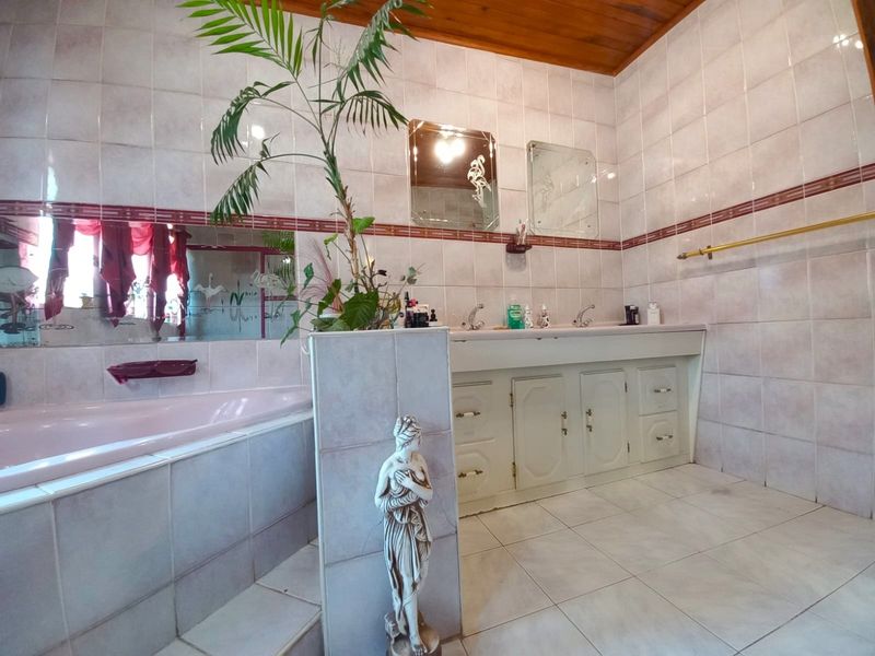 Sophisticated Family Home in a Quiet, Exclusive Neighborhood - Photo 10