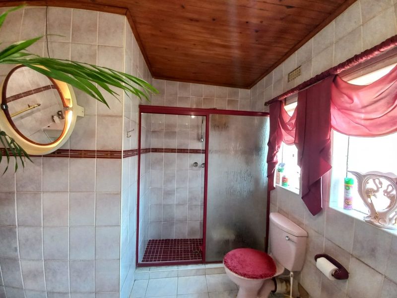 Sophisticated Family Home in a Quiet, Exclusive Neighborhood - Photo 9