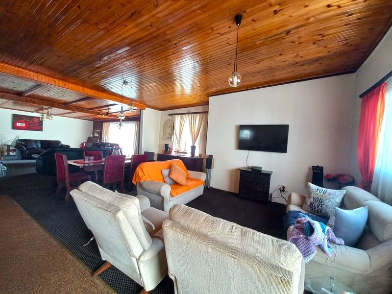 Sophisticated Family Home in a Quiet, Exclusive Neighborhood - Photo 8