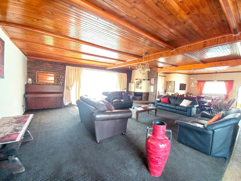 Sophisticated Family Home in a Quiet, Exclusive Neighborhood - Photo 7