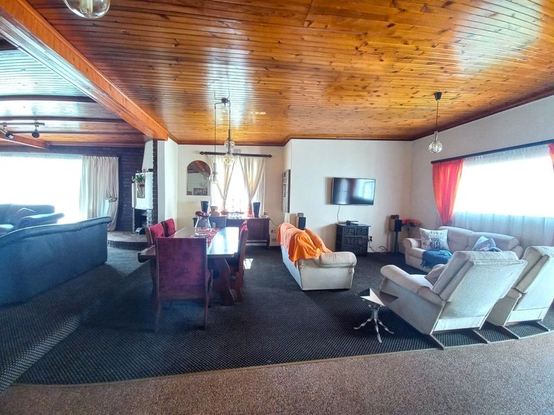 Sophisticated Family Home in a Quiet, Exclusive Neighborhood - Photo 6