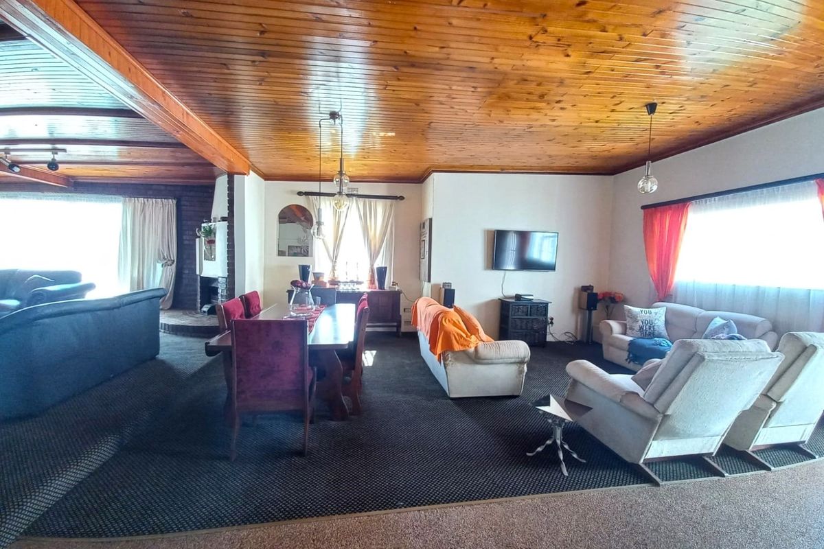 Sophisticated Family Home in a Quiet, Exclusive Neighborhood - Photo 5