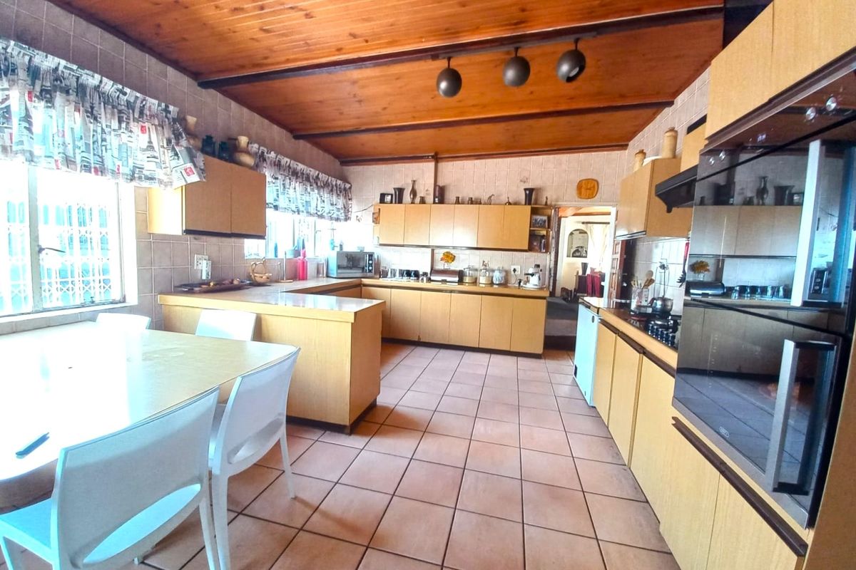 Sophisticated Family Home in a Quiet, Exclusive Neighborhood - Photo 2