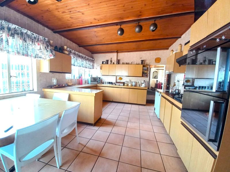 Sophisticated Family Home in a Quiet, Exclusive Neighborhood - Photo 2