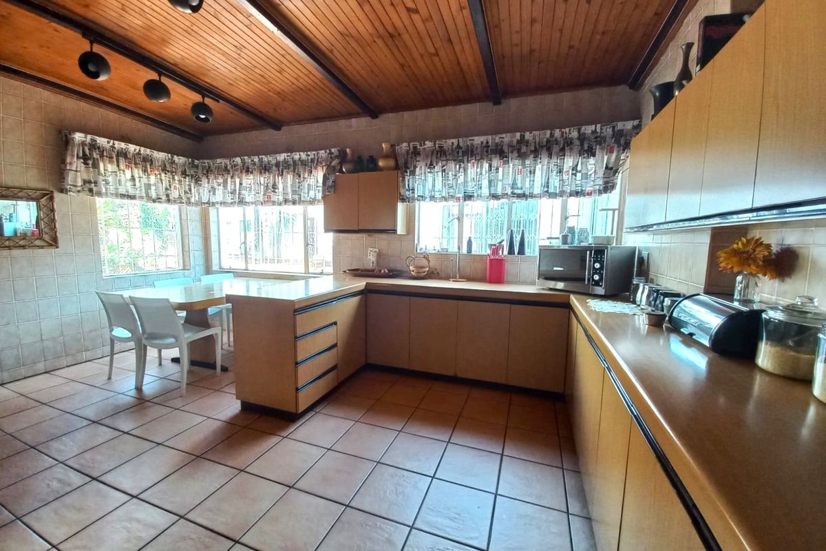 Sophisticated Family Home in a Quiet, Exclusive Neighborhood - Photo 4