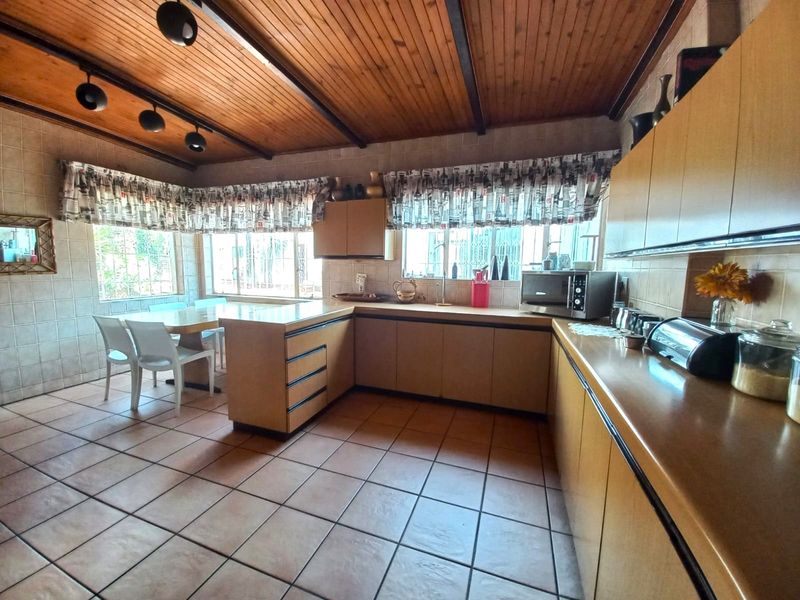 Sophisticated Family Home in a Quiet, Exclusive Neighborhood - Photo 4