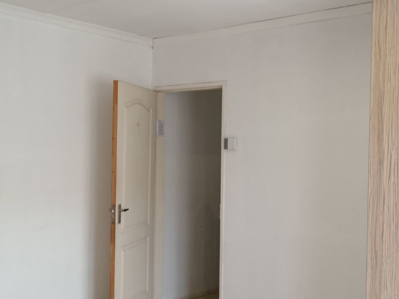 Spacious 3-Bedroom Home with Flat let & Top-Notch Security - Photo 9