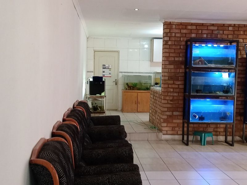 Spacious 3-Bedroom Home with Flat let & Top-Notch Security - Photo 6