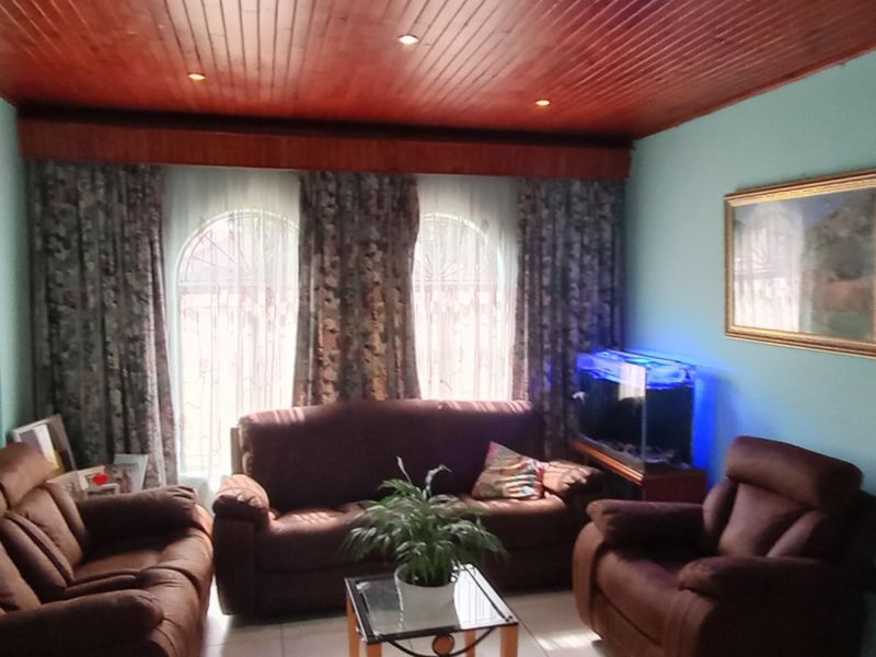 Spacious 3-Bedroom Home with Flat let & Top-Notch Security - Photo 7