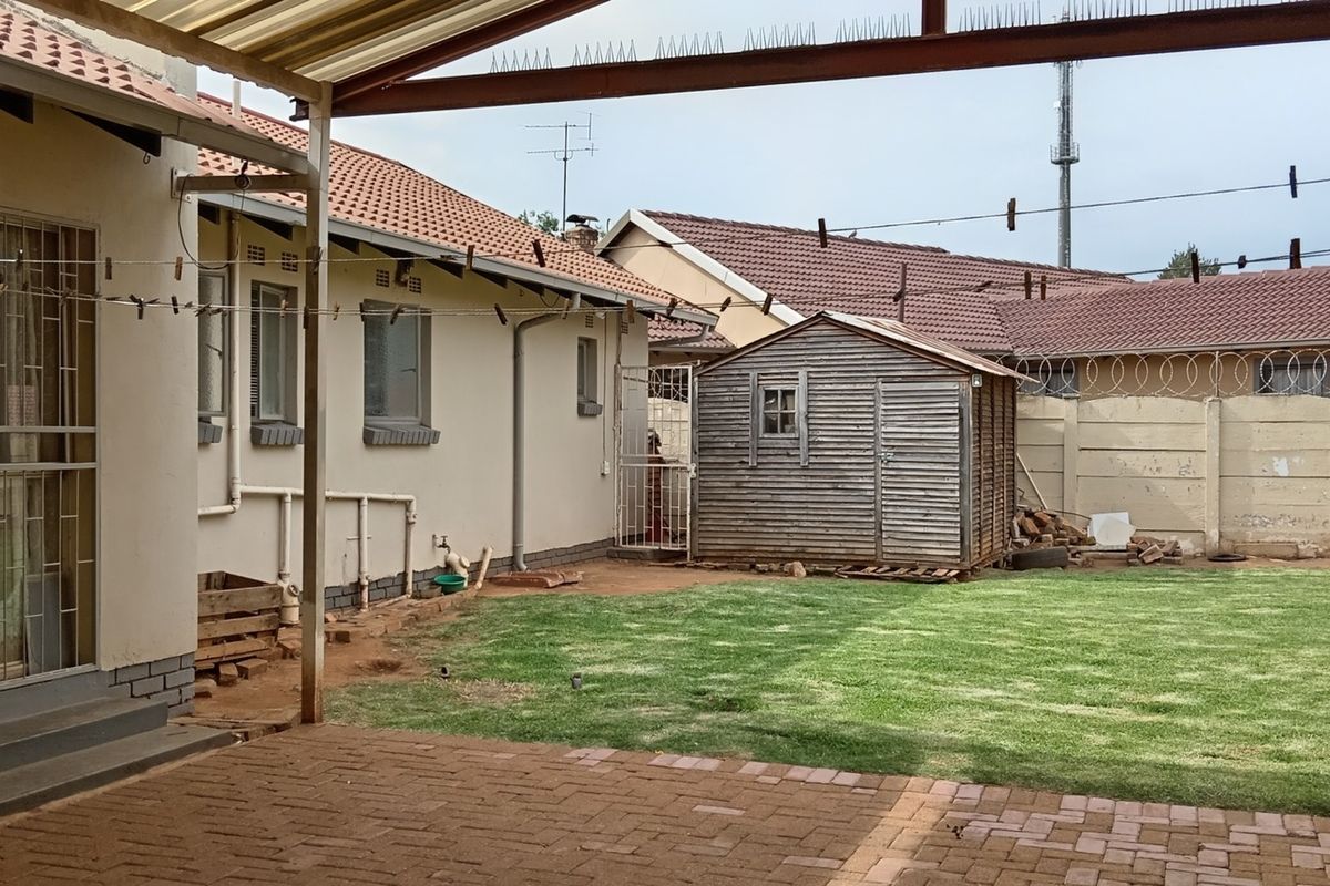 Spacious 3-Bedroom Home with Flat let & Top-Notch Security - Photo 2