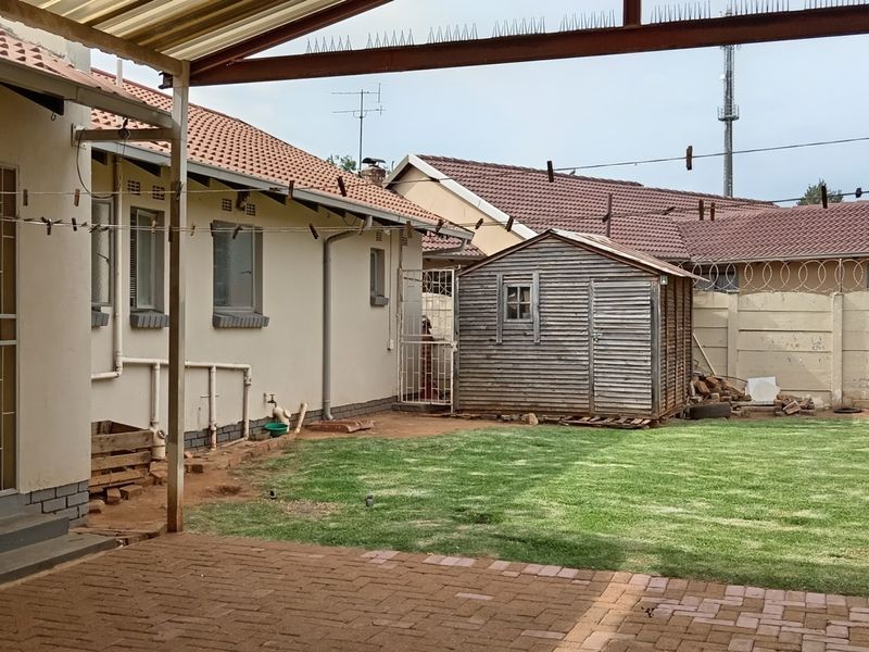 Spacious 3-Bedroom Home with Flat let & Top-Notch Security - Photo 2