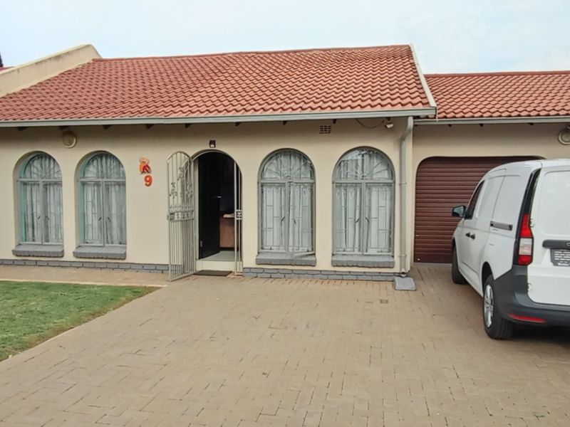Spacious 3-Bedroom Home with Flat let & Top-Notch Security - Photo 4
