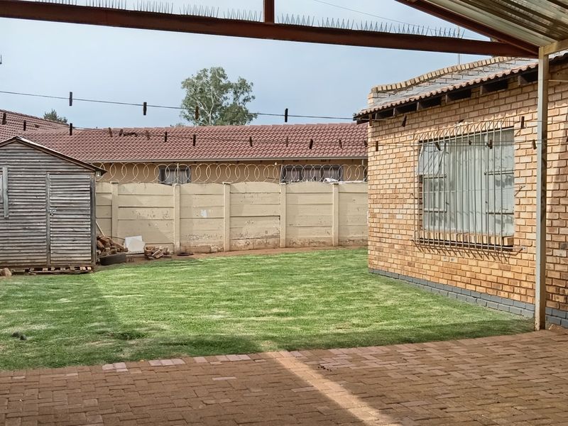 Spacious 3-Bedroom Home with Flat let & Top-Notch Security - Photo 3