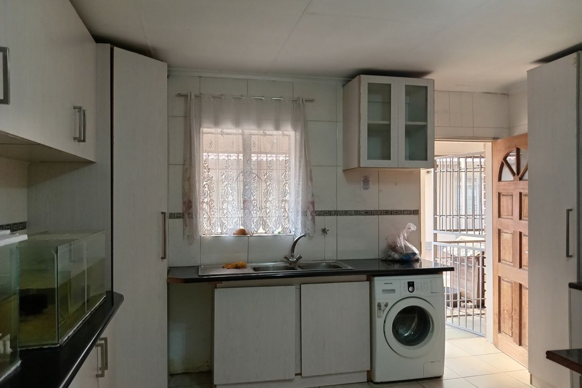 Spacious 3-Bedroom Home with Flat let & Top-Notch Security - Photo 5