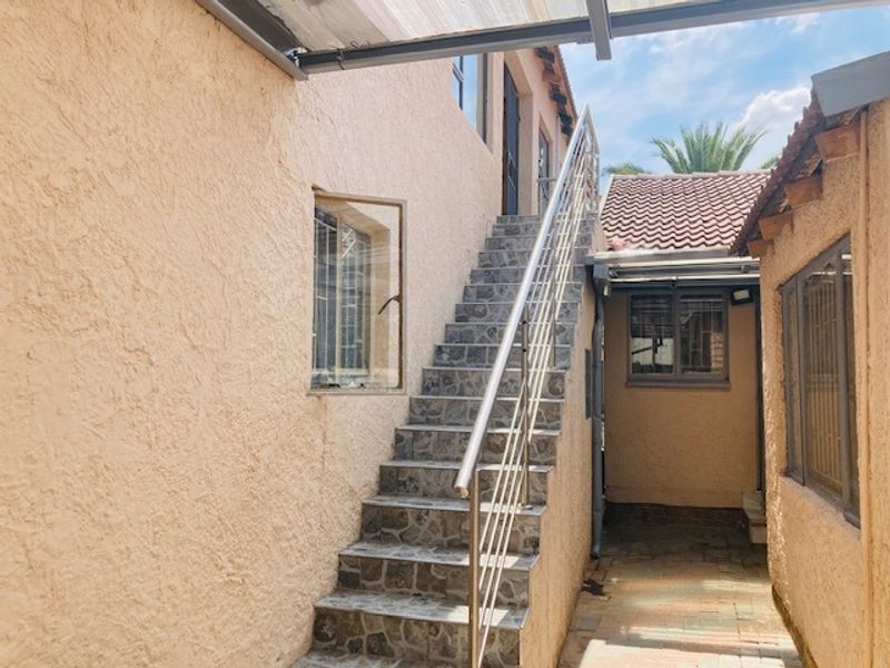 The perfect blend of comfort situated in Dalpark, 5 bedrooms, 5 bathrooms for sale - Photo 7