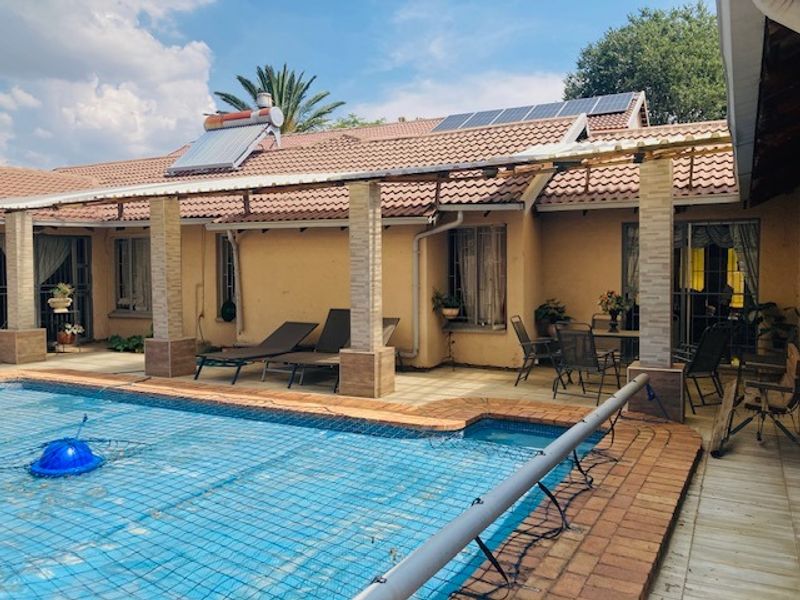 The perfect blend of comfort situated in Dalpark, 5 bedrooms, 5 bathrooms for sale - Photo 3