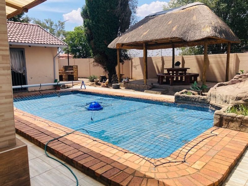 The perfect blend of comfort situated in Dalpark, 5 bedrooms, 5 bathrooms for sale - Photo 5