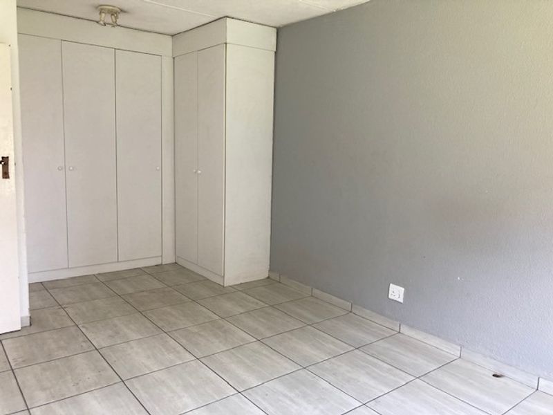 2 Bedroom apartment for sale in Helderview, Helderwyk - Photo 7