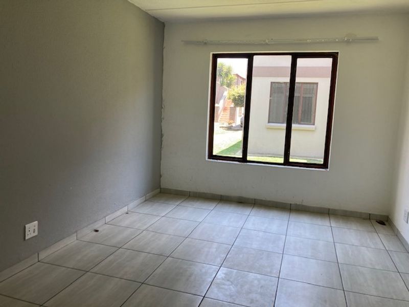 2 Bedroom apartment for sale in Helderview, Helderwyk - Photo 6