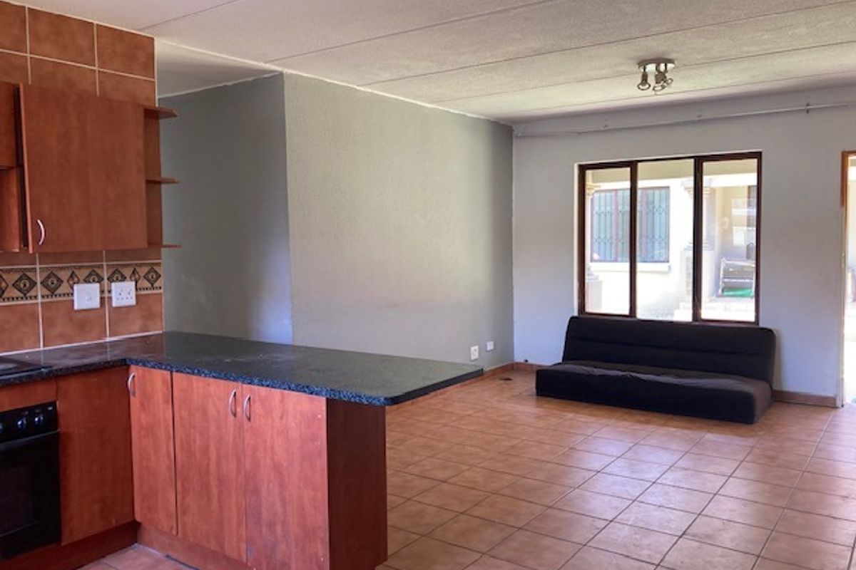 2 Bedroom apartment for sale in Helderview, Helderwyk - Photo 4