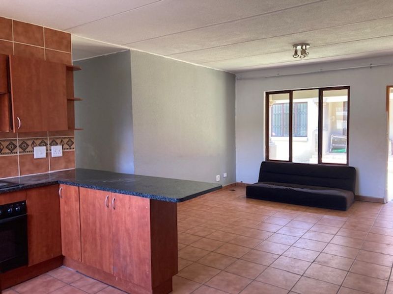 2 Bedroom apartment for sale in Helderview, Helderwyk - Photo 4