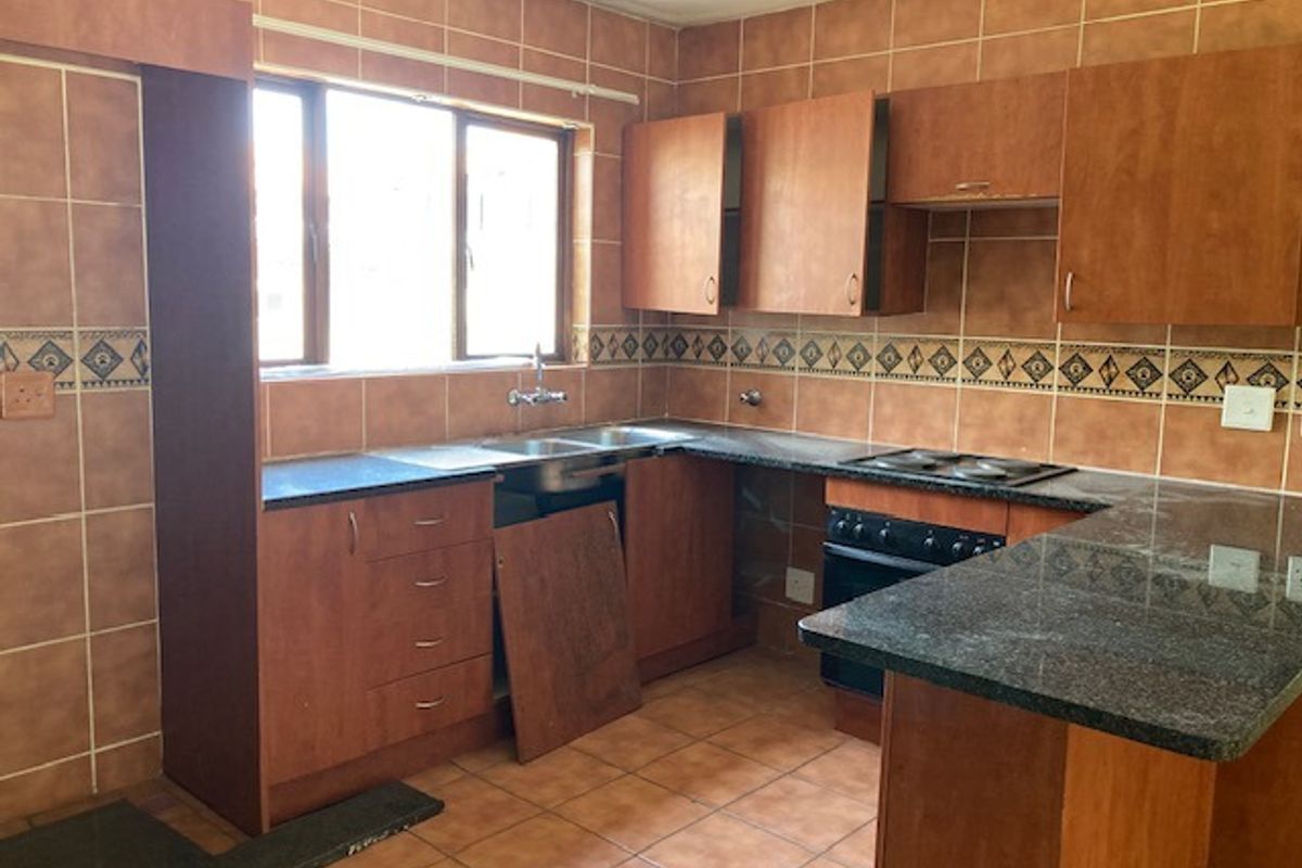2 Bedroom apartment for sale in Helderview, Helderwyk - Photo 3