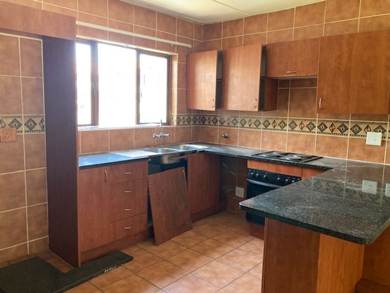 2 Bedroom apartment for sale in Helderview, Helderwyk - Photo 3