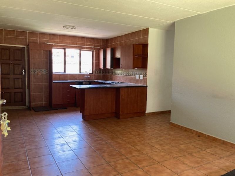 2 Bedroom apartment for sale in Helderview, Helderwyk - Photo 5