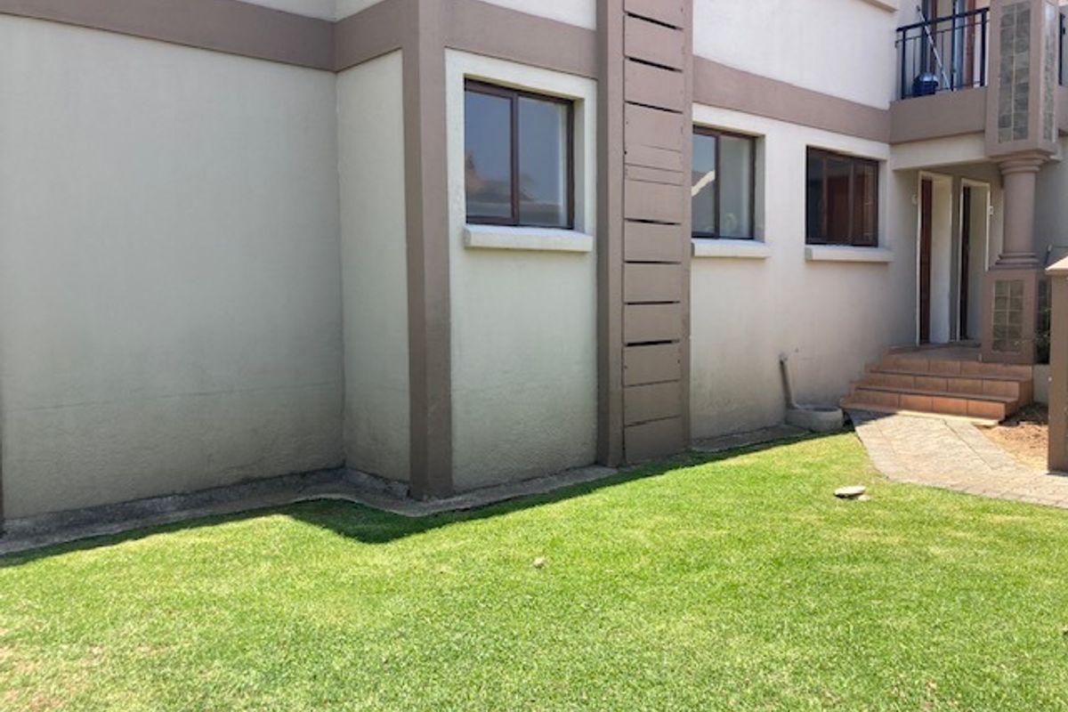 2 Bedroom apartment for sale in Helderview, Helderwyk - Photo 2