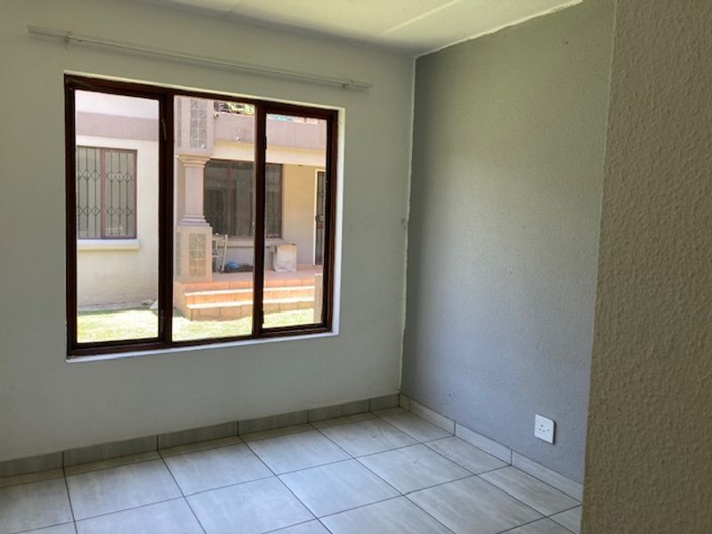 2 Bedroom apartment for sale in Helderview, Helderwyk - Photo 8