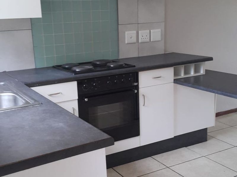 2 Bedroom apartment in a secure complex for sale - Photo 8