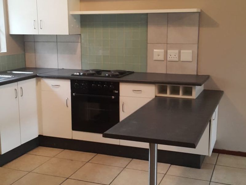 2 Bedroom apartment in a secure complex for sale - Photo 7