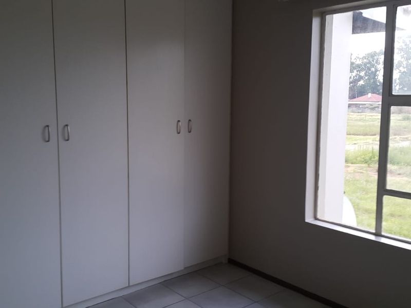 2 Bedroom apartment in a secure complex for sale - Photo 6