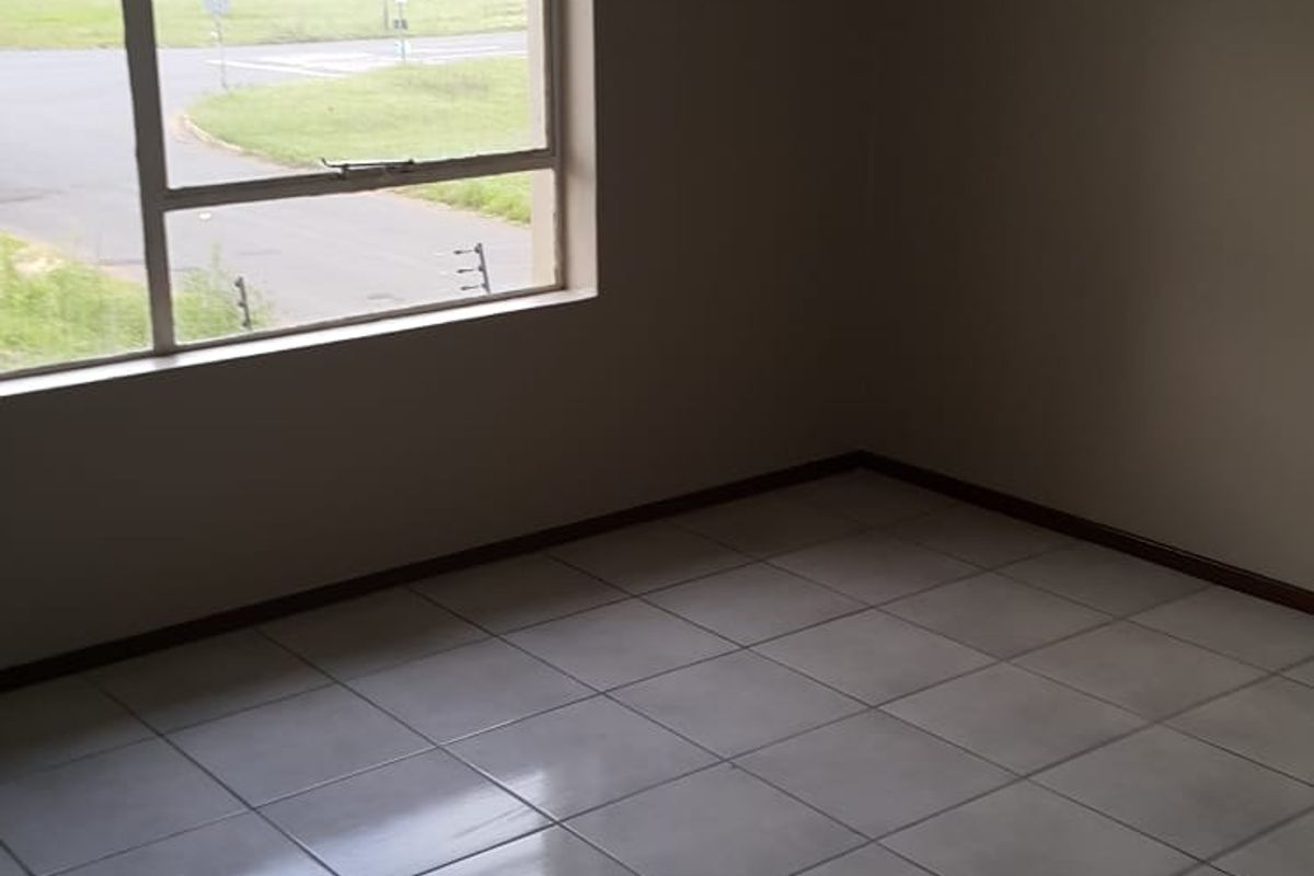 2 Bedroom apartment in a secure complex for sale - Photo 4