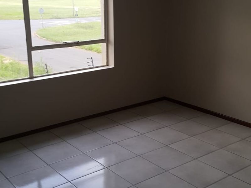 2 Bedroom apartment in a secure complex for sale - Photo 4