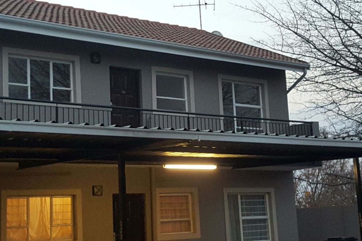 2 Bedroom apartment in a secure complex for sale - Photo 2
